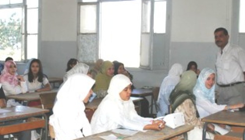 تلميذ يقتحم متوسطة ويعتدي على أستاذة بعد نزع خمارها