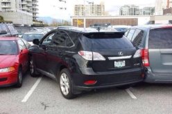 بالفيديو تسعيني يصطدم ب15 سيارة لإخراج سيارته من الموقف