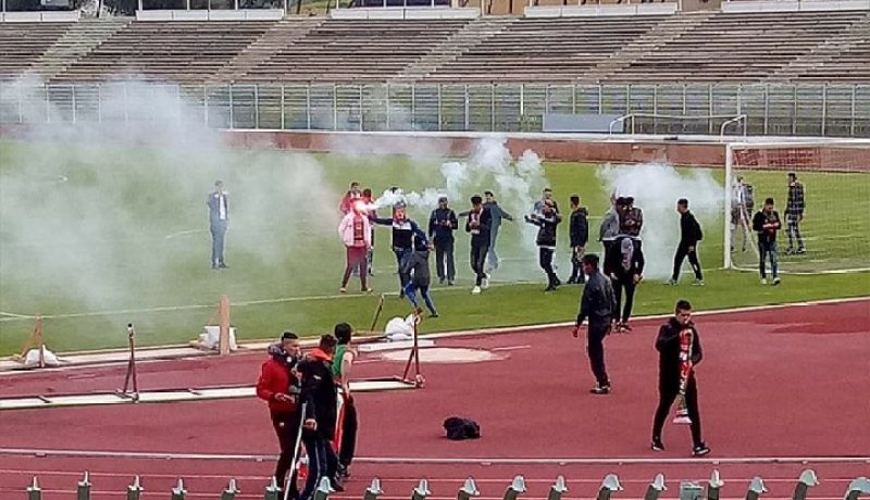 بالصور..إقتحام الشناوة لأرضية ميدان ملعب حملاوي !