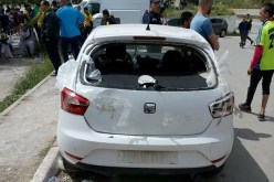 بالصور..عمليات تخريب وتحطيم للسيارات أمام ملعب حملاوي !