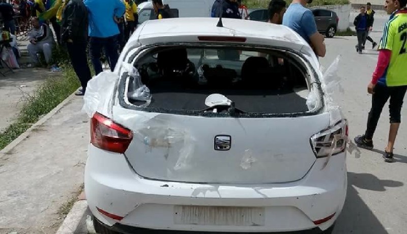 بالصور..عمليات تخريب وتحطيم للسيارات أمام ملعب حملاوي !