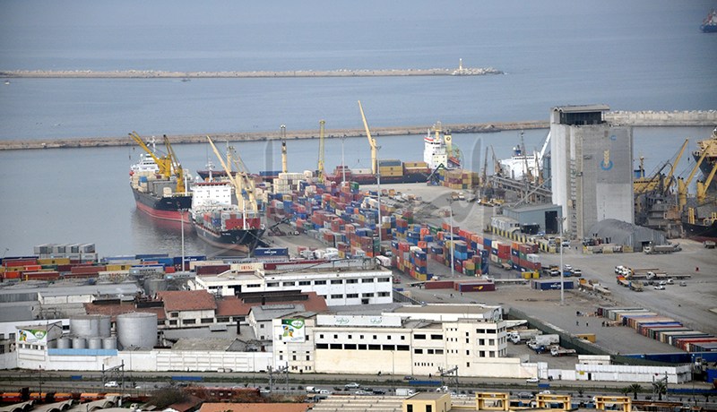 ثلاثة أعوان أمن وحراسة متهمون بمحاولة سرقة البن الأخضر من حاويات حجزتها إدارة الجمارك