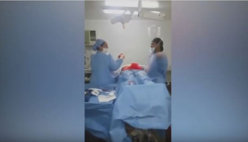 بالفيديو طبيب جراح يرقص أثناء شقّ بطن مريض وهو غارق بدمائه