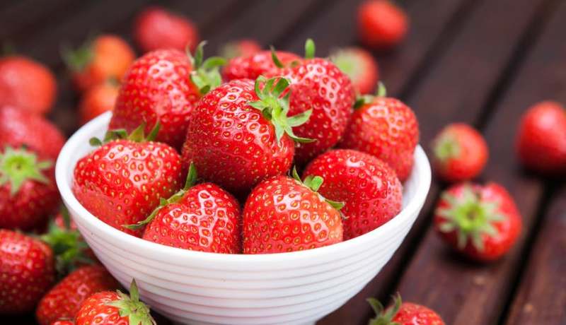 تعرف على فائدة الفراولة لمرضى ضغط الدم