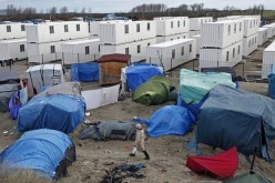 مهاجرون يقتحمون ميناء كاليه الفرنسي ويصعدون على عبّارة بريطانية