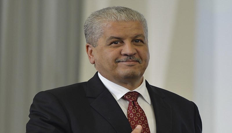 مسؤولون يمارسون البزنسة بالعلم الوطني