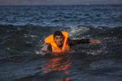 إنقاذ أكثر من 240 مهاجرا بعد غرق قاربهم في اليونان