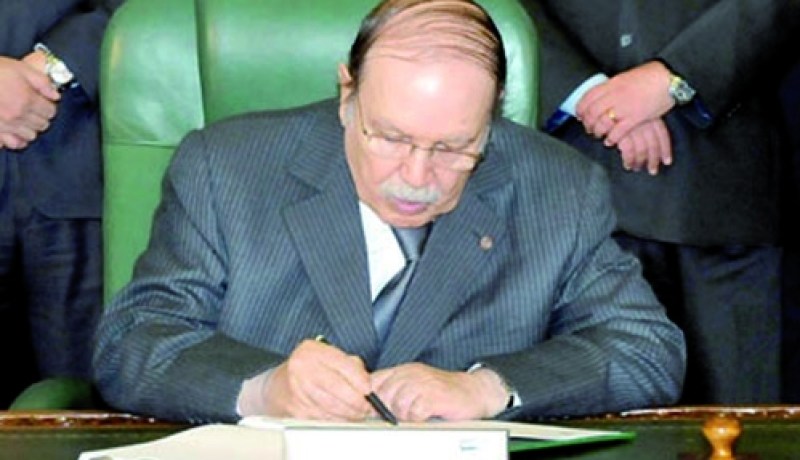 الرئيس بوتفليقة يوقع على خمسة مراسيم رئاسية تتضمن التصديق على اتفاقيات تعاون