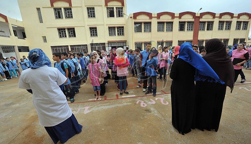 “السراويل المقطعة والتنورات القصيرة تغزو المدارس .. ماذا يحدث للتلاميذ ؟