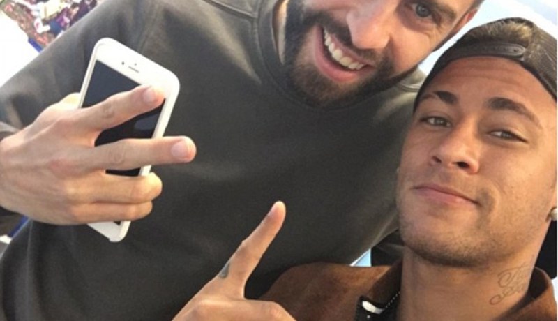 “بيكيه”: “نيمار أخبرنا بالرحيل في زفاف ميسي”