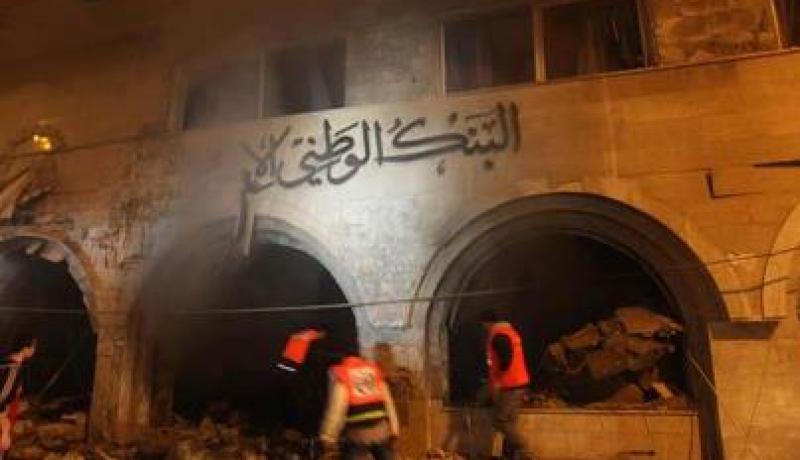 سلاح الجو الإسرائيلي يدمر البنك الوطني الإسلامي بغزة