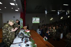 بالصور..قايد صالح يقف دقيقة صمت ترحما على شهداء الطائرة