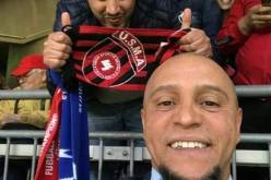 روبيرتو كارلوس يلتقط سيلفي مع مناصر الإتحاد بملعب آليانز آرينا