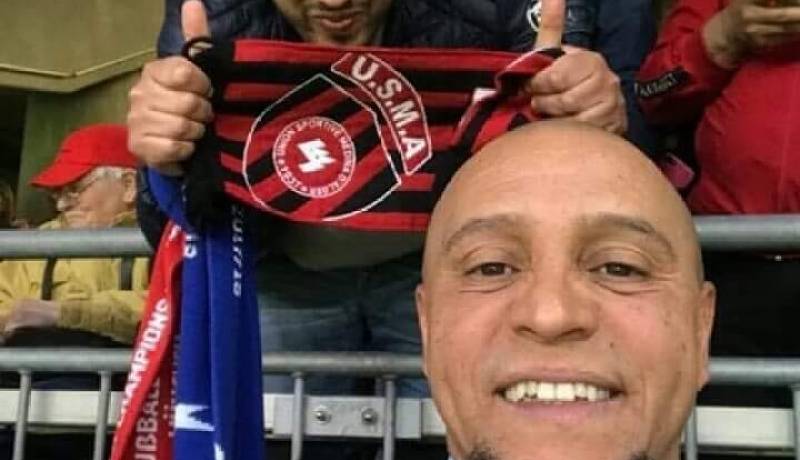 روبيرتو كارلوس يلتقط سيلفي مع مناصر الإتحاد بملعب آليانز آرينا