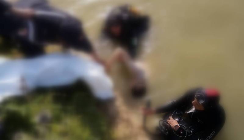 بالصور..انتشال جثة غريق من بركة مائية في غليزان