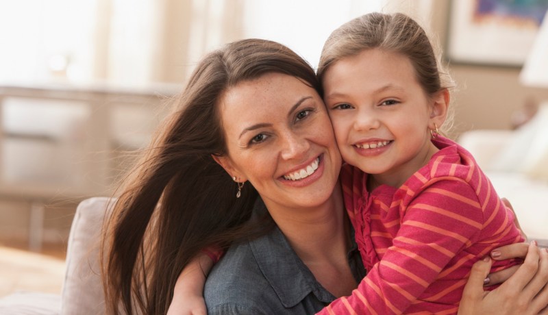 بر الوالدين فتاة تغسل قدمي والدتها وأمها لم تعرفها شاهد ردة فعل البنت