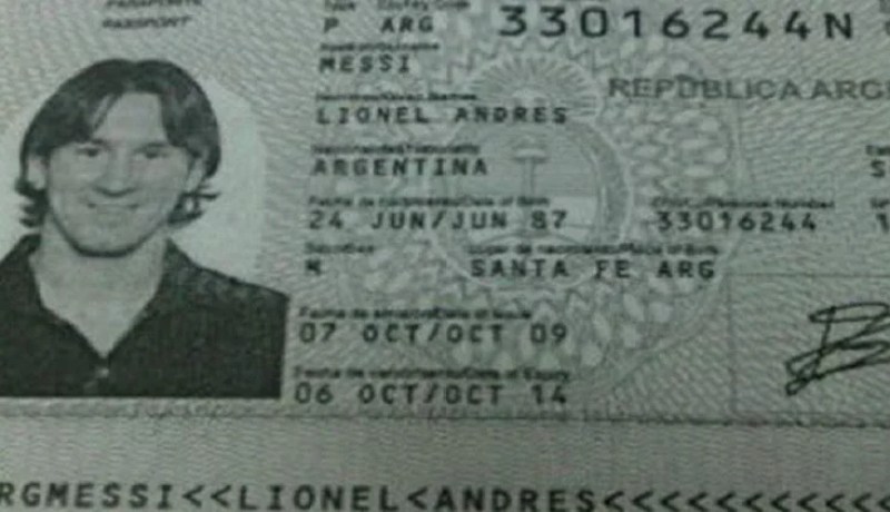 ميسي يتسبّب بسجن شرطي إماراتي