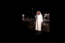 بالفيديو الشّاب خالد يغنّي  بالزّي البحريني