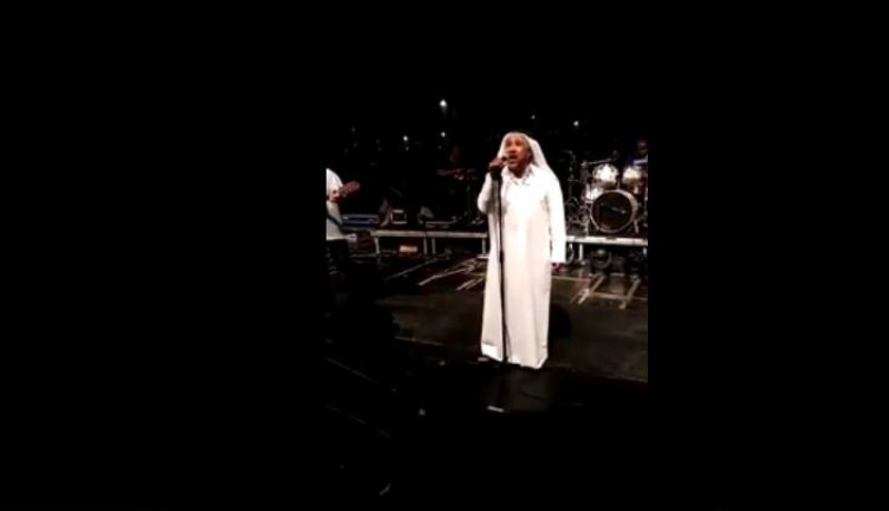 بالفيديو الشّاب خالد يغنّي بالزّي البحريني
