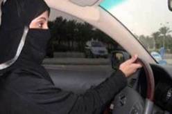 ضبط عمانيتين اثناء قيادتهما سيارتيهما في السعودية