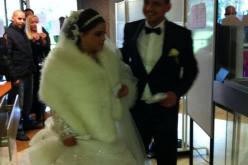 بالصور: عروسان تونسيان يتوجهان إلى مركز الاقتراع في فرنسا قبل إتمام مراسيم العرس