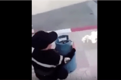بالفيديو.. طفل يخمد حريقا غازيا!