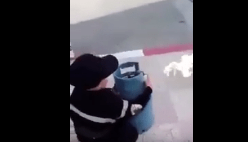 بالفيديو.. طفل يخمد حريقا غازيا!