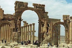 تنظيم داعش يدمر قوس النصر في مدينة تدمر بسوريا