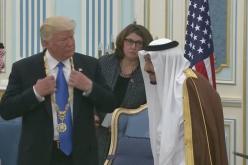 العاهل السعودي يقلّد ترامب الوسام الذهبي