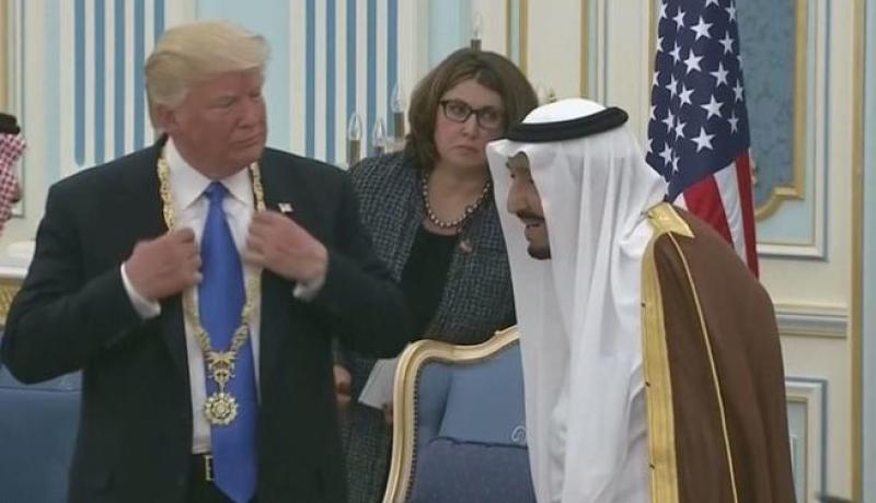 العاهل السعودي يقلّد ترامب الوسام الذهبي