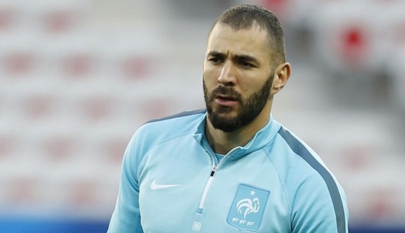 بن زيمة يشعر بالظلم في فرنسا ويهاجم ديشان وفالبيونا