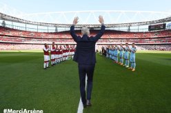 بالصور.. هكذا ودّع “فينغر” أنصار أرسنال !