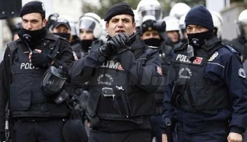 مهاجرون يشتبكون مع قوات الشرطة في اليونان بعد دهس أحدهم بسيارة