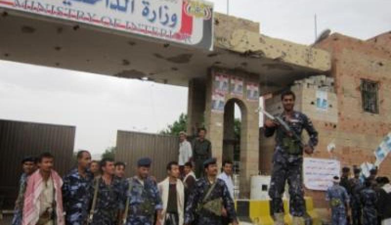 مسلحون يحاولون اقتحام وزارة الداخلية اليمنية ويشتبكون مع الأمن