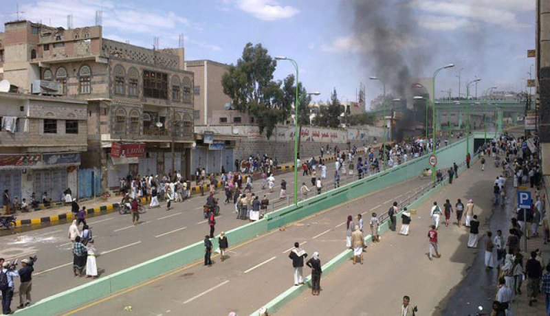 القاعدة تتبنى التفجيرين أمام السفارة الأمريكية في اليمن