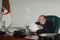 بالفيديو.. الرئيس بوتفليقة يغادر عيادة غرونوبل بفرنسا عائدا إلى الجزائر