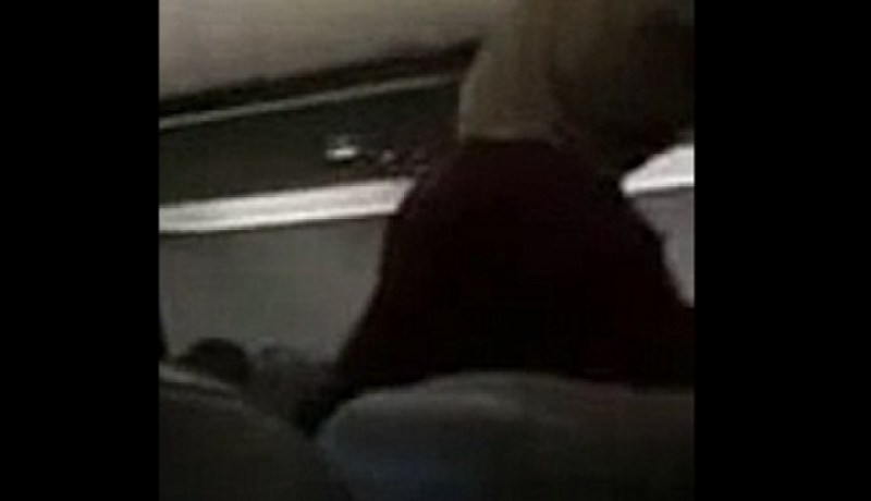 بالفيديو .. طرد محجبتين من طائرة أمريكية متجهة نحو لوس أنجلوس