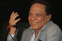 شاهد .. عادل إمام ينشر صورة له مع جميع أحفاده