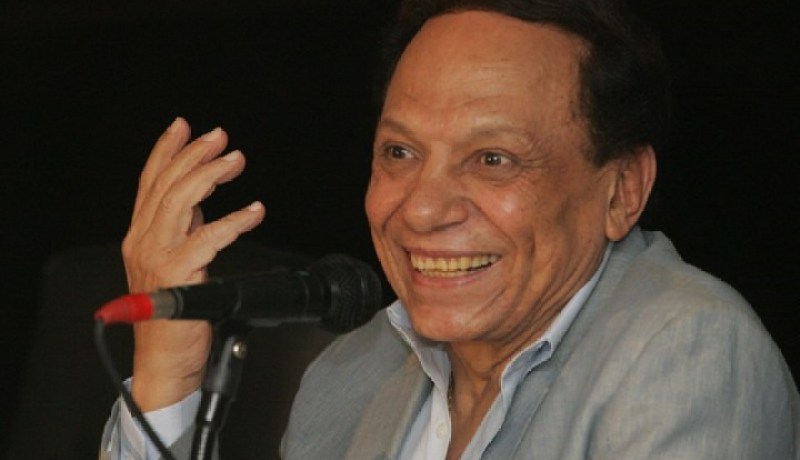 شاهد .. عادل إمام ينشر صورة له مع جميع أحفاده