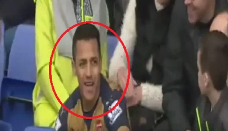 بالفيديو .. سانشيز يصنع الحدث بالبريمييرليغ بلقطة طريفة