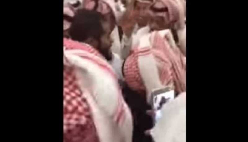 شاهد ما فعله سعوديون بصديقهم العريس