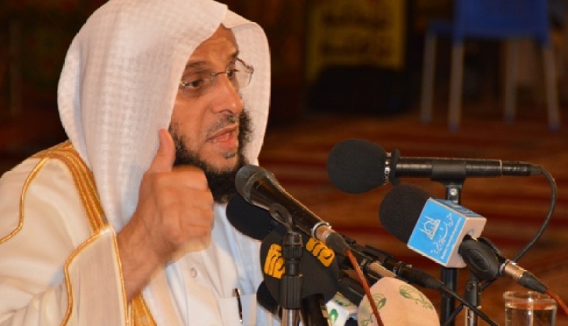 مشاهير يتمنون الشفاء للشيخ عائض القرني بعد إصابته بالفلبين