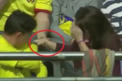 بالفيديو .. تسديدة ميسي تتسبب في كسر يد مشجعة بالمدرجات