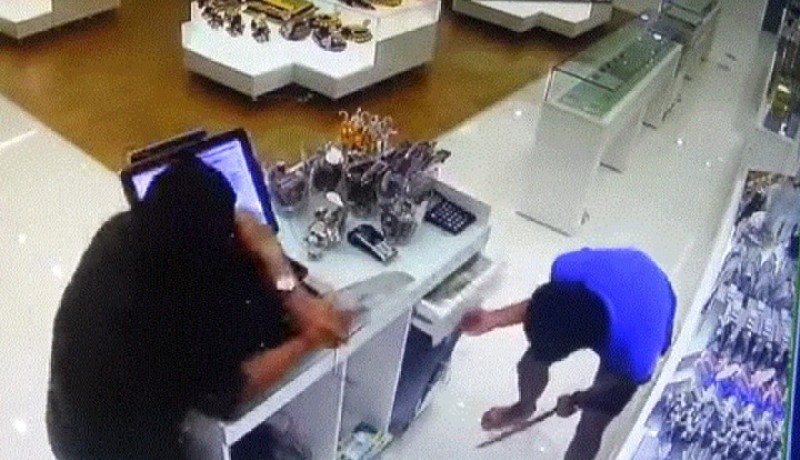 بالفيديو .. عملية سطو بالأسلحة البيضاء على محل حلويات
