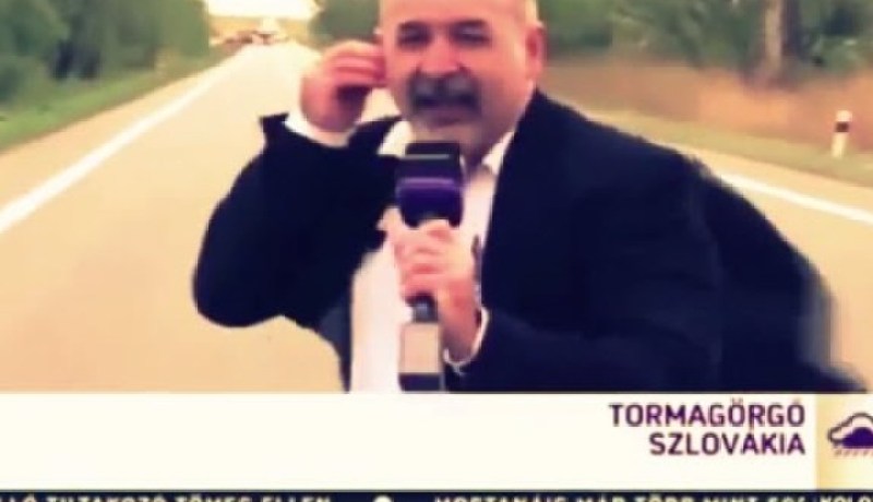 بالفيديو .. مراسل تلفزيوني يصمد في وجه الرياح على الهواء مباشرة