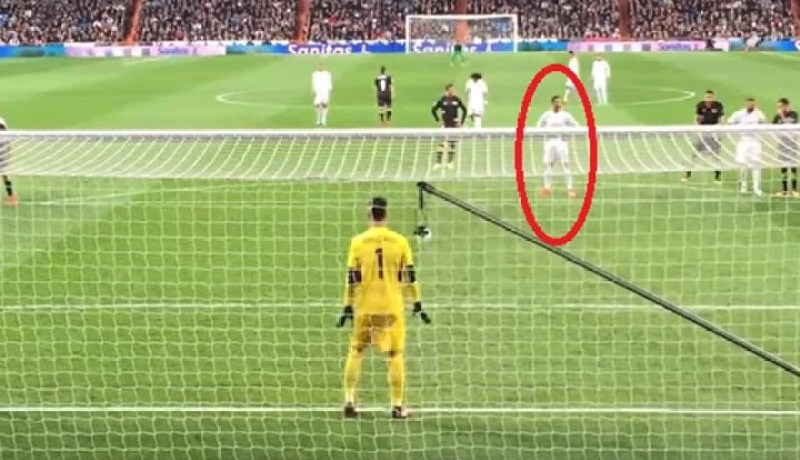 شاهد .. حينما يضيع كريستيانو رونالدو ركلة جزاء ويكسر هاتف مشجع