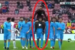 شاهد .. لاعب تركي يعتذر بطريقة رائعة للحكم الذي طرده