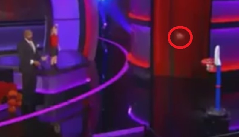 بالفيديو .. طفل يدهش بموهبته في تسجيل كرات السلة