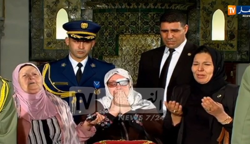 عائلة المرحوم الفريق قايد صالح والمواطنين يلقون النظرة الأخيرة على جثمانه