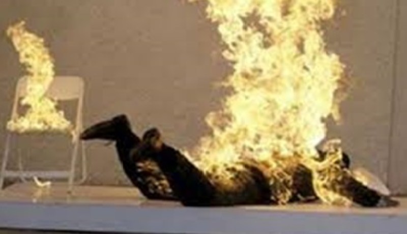 لاجئ سوري يشعل النار بجسده في مدينة زاندام الهولندية